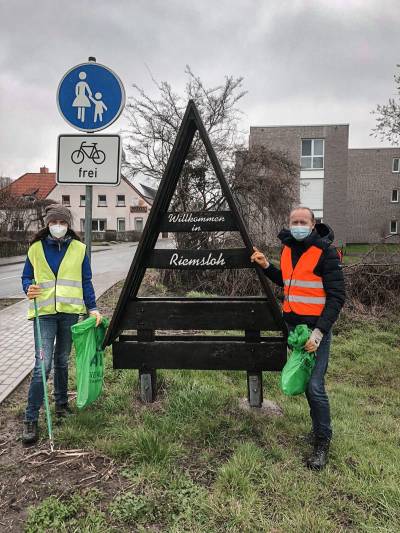 Brgermeisterkandidat Frank Vornholt untersttzt die Riemsloher beim Mllsammeln.